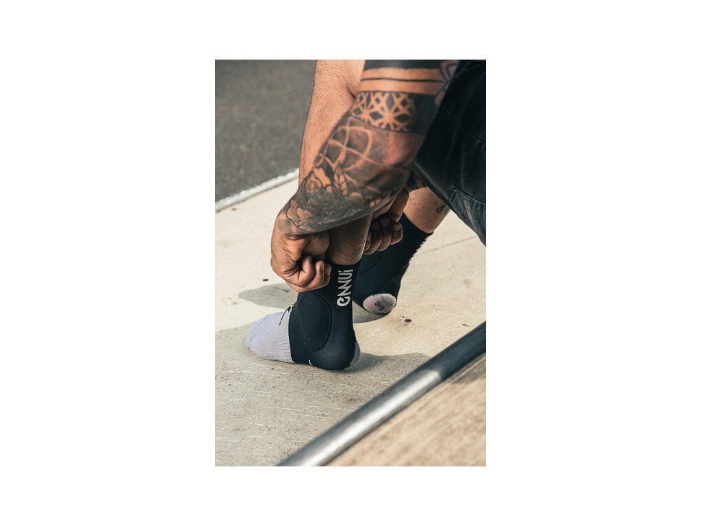 navlékání chráničů kotníků Ennui ST Ankle Guard